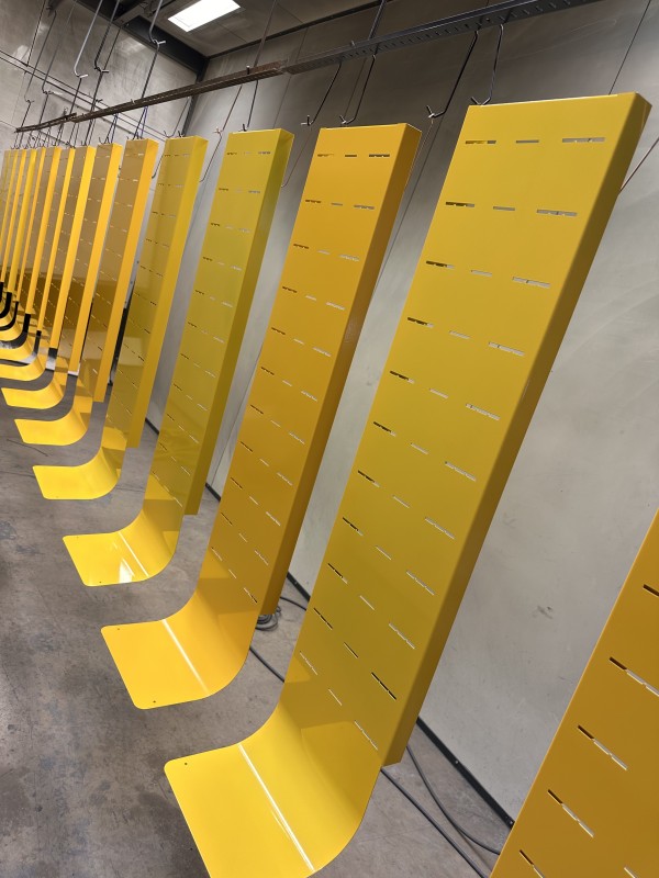 Rénovation peinture de présentoirs industrielle dans la Loire (42000)