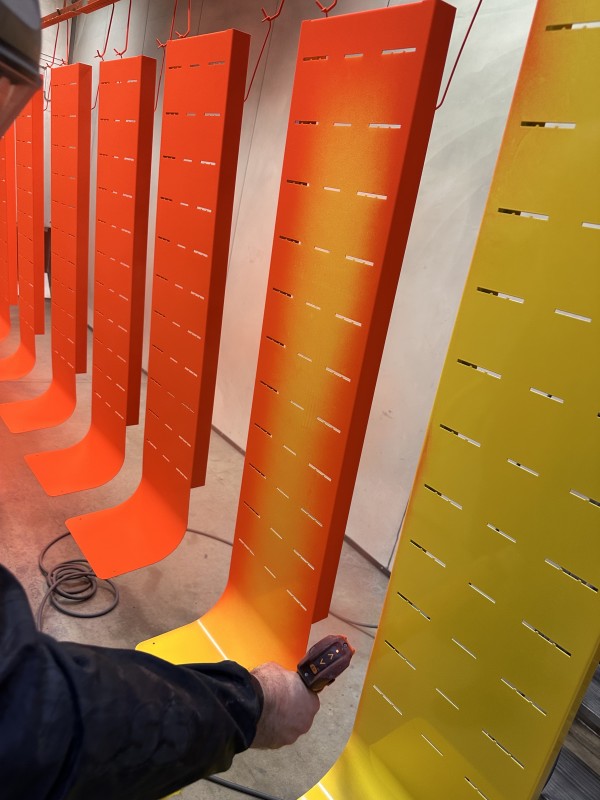 Rénovation peinture de présentoirs industrielle dans la Loire (42000)