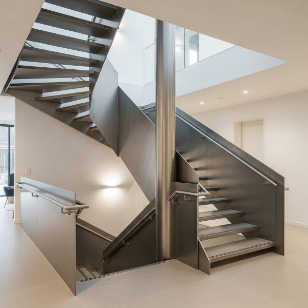 Conception d'escalier en métal avec limon central et finition haut de gamme à Mornant