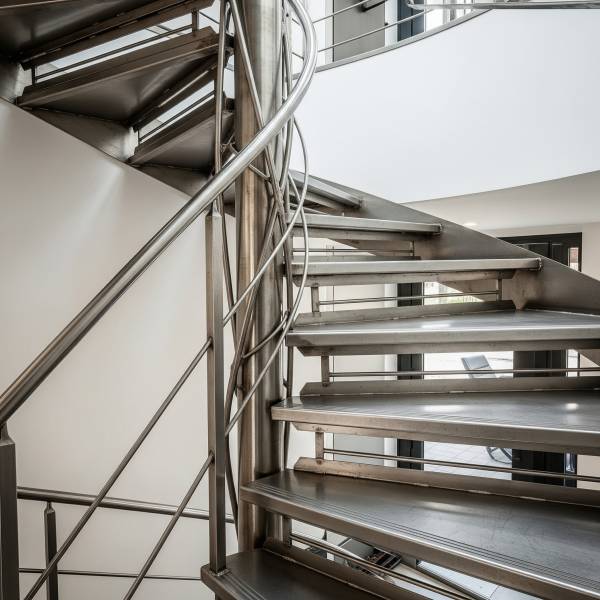 Conception d'escalier en métal avec limon central et finition haut de gamme à Brignais