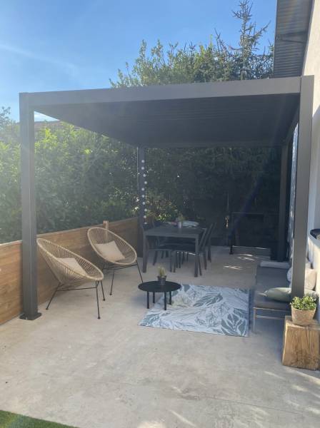 Rénovation d'une pergola en aluminium finition thermolaquage en RAL 7016 MAT Fine texture à Mornant dans le secteur de Lyon